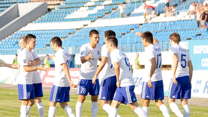 Футболисты «Факела»