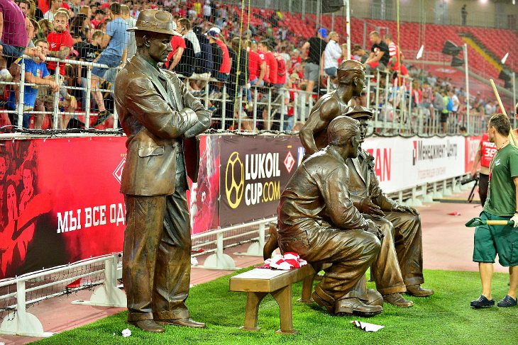 Болельщики повернулись спиной к футболистам