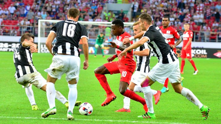 Квинси Промес в окружении соперников