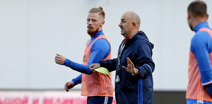 Иван Новосельцев внимательно слушает Станислава Черчесова 