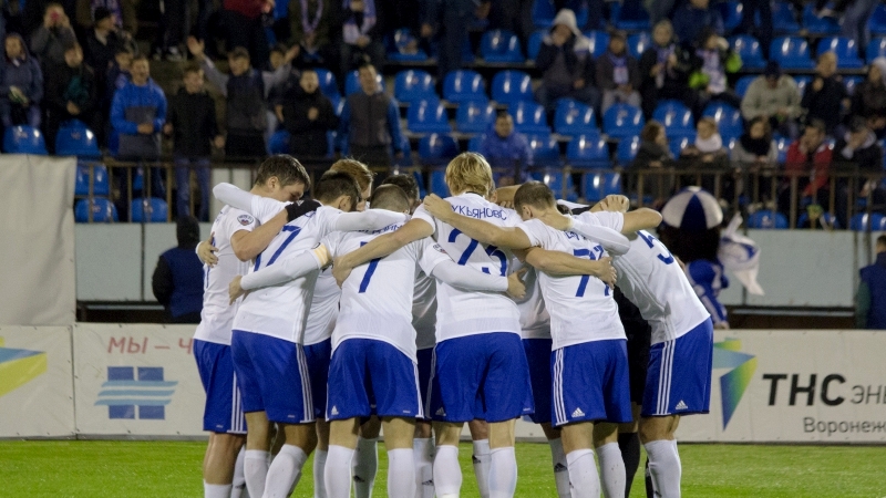 Футболисты «Факела»