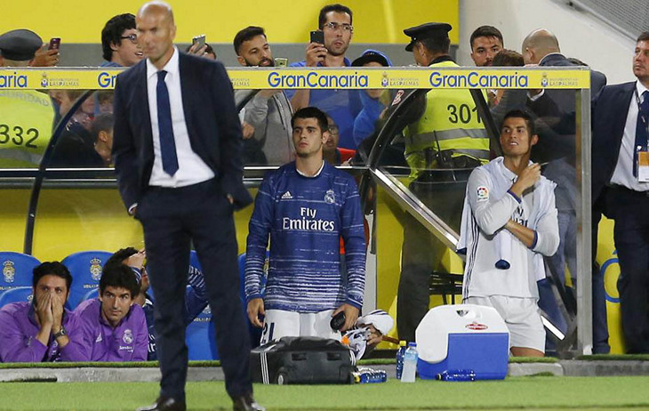 Криштиану Роналду наблюдает за игрой со скамейки