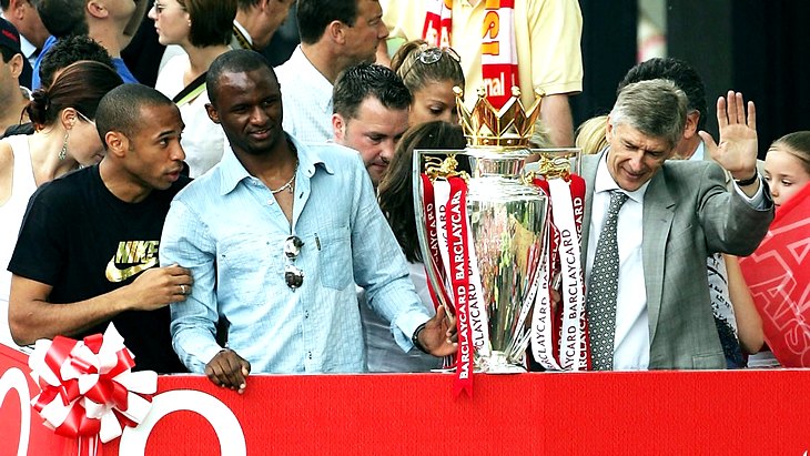 В чемпионате Англии сезона-2003/2004 «Арсенал» прошел всю дистанцию без поражений 