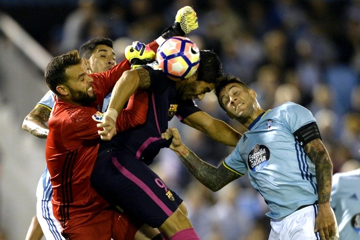 Голкипер и защитники «Сельты» против Луиса Суаресаа