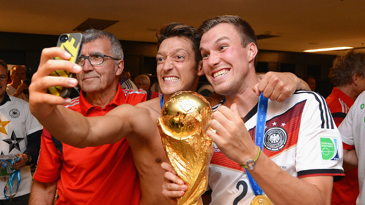 Зубодробительное селфи Месута Озила