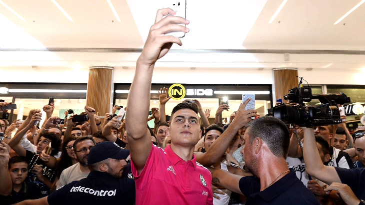 Пауло Дибала с фанатами