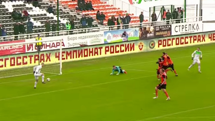 Группа защитников «Урала» со стороны наблюдает за голом из центра вратарской (!)