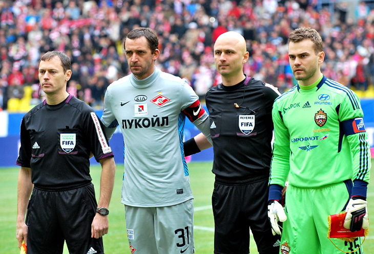 Андрей Дикань (второй слева) и Игорь Акинфеев (справа)