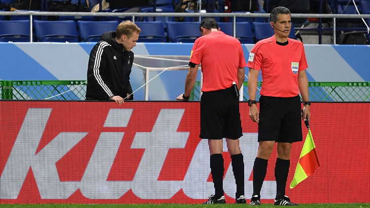 Виктор Кашшаи смотрит повтор