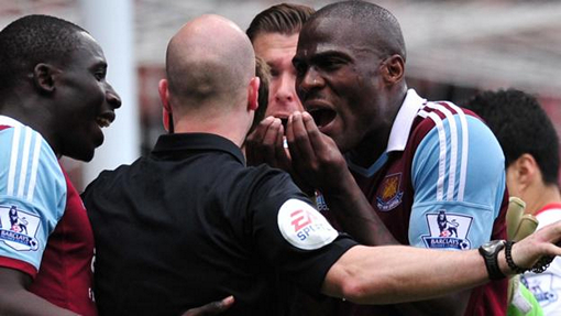 Игроки подолгу спорят с арбитрами