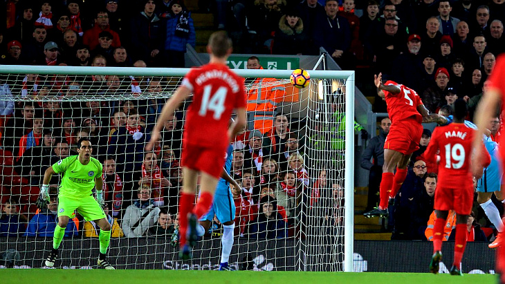 Жоржиньо Вейналдум забивает гол «Манчестер Сити»