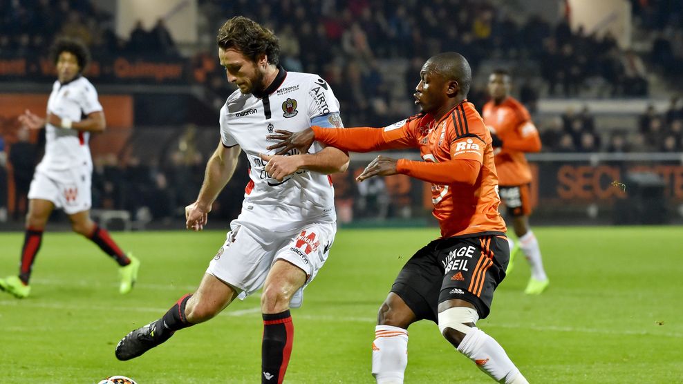 Команда Люсьена Фавра вышла на второе место в турнирной таблице