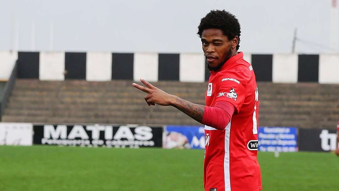 Луис Адриано