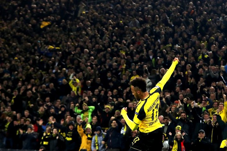 Пьер-Эмерик Обамейянг празднует гол