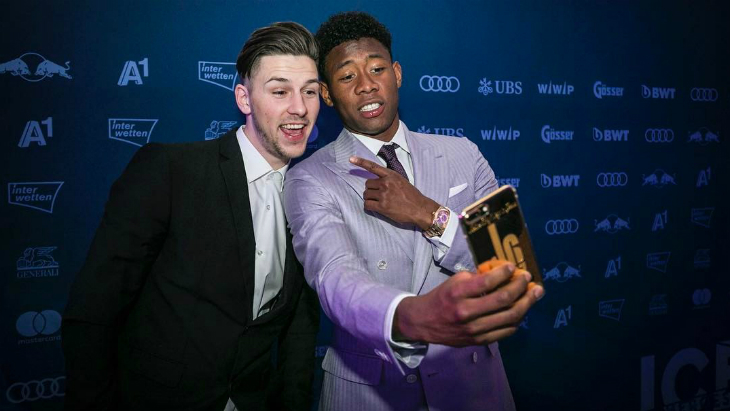 Если селфи с Алабой, то только на золотой смартфон