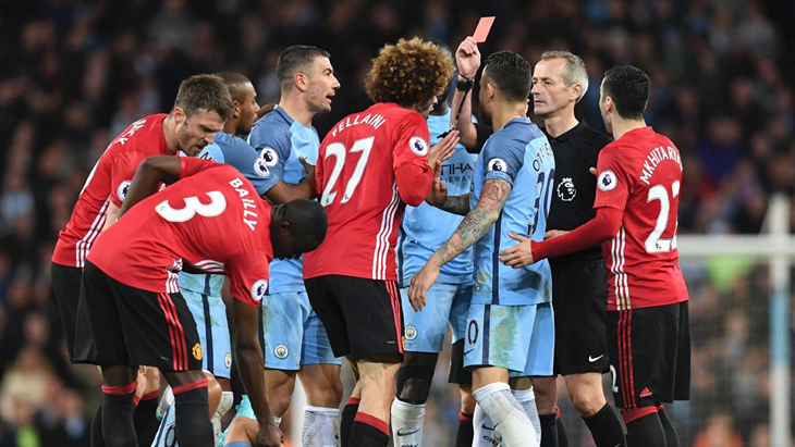 Маруан Феллайни получил красную карточку