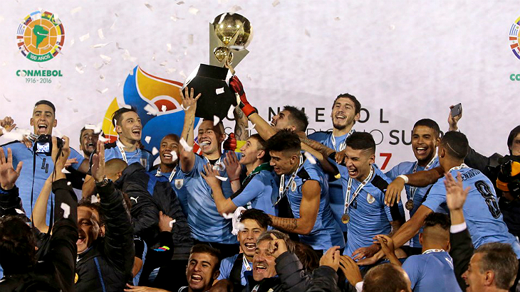 Сборная Уругвая празднует победу