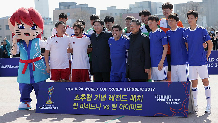 Диего Марадона и тигренок Chaormi приняли участие в футбольном матче перед жеребьевкой ЧМ-2017