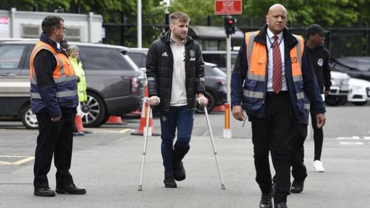 Люк Шоу на костылях