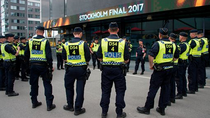 Полицейские перед стадионом