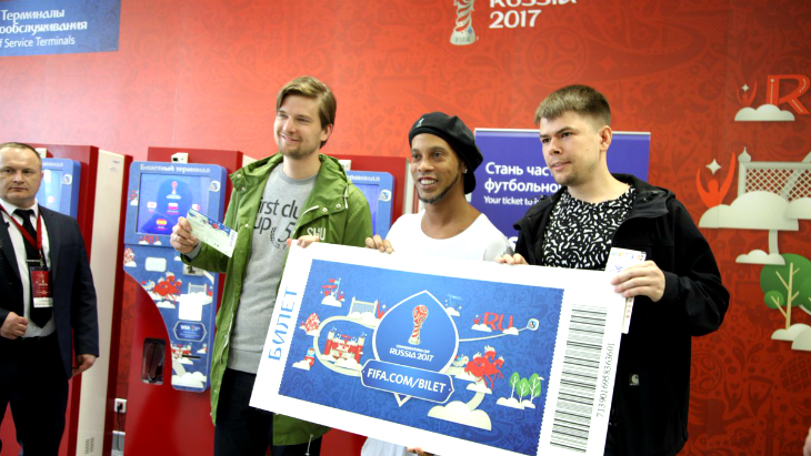 Роналдиньо открывал билетный центр в Санкт-Петербурге