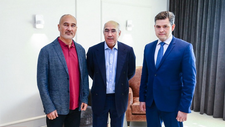 Курбан Бердыев (в центре)