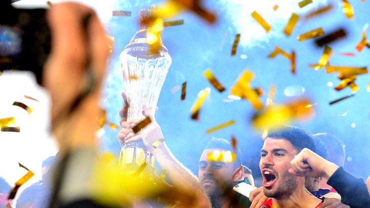 Футболисты «Спартака» с чемпионским кубком