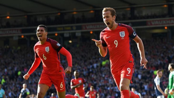 Харри Кэйн (справа) предстал в роли настоящего капитана