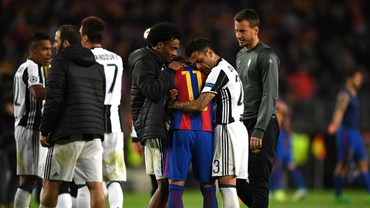 Дани Алвес утешает Неймара