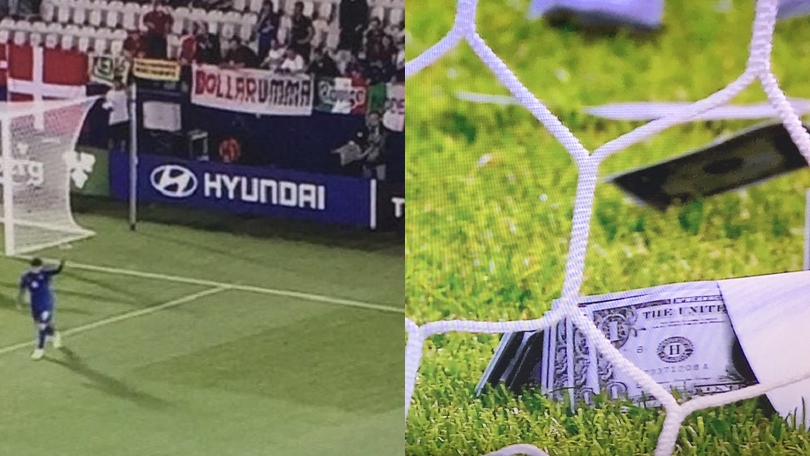 Фанаты забросали игрока поддельными долларами