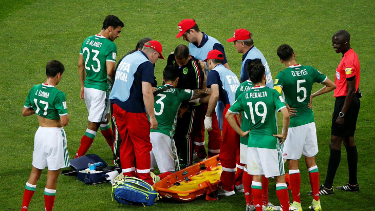 Карлосу Сальседо оказывают помощь