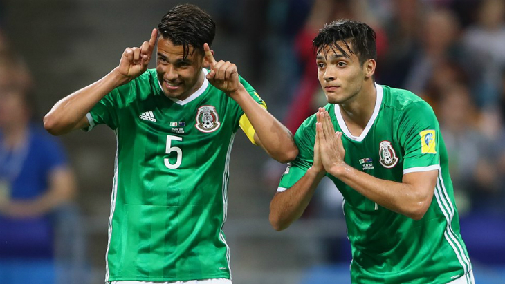 Диего Рейес и Рауль Хименес празднуют гол