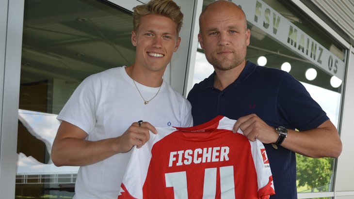 Виктор Фишер после подписания контракта