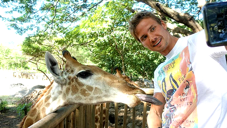 Жираф делает селфи с русским футболистом