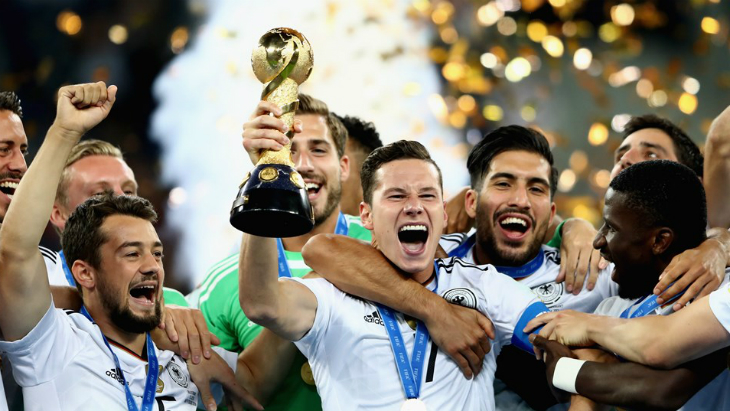Сборная Германии с трофеем
