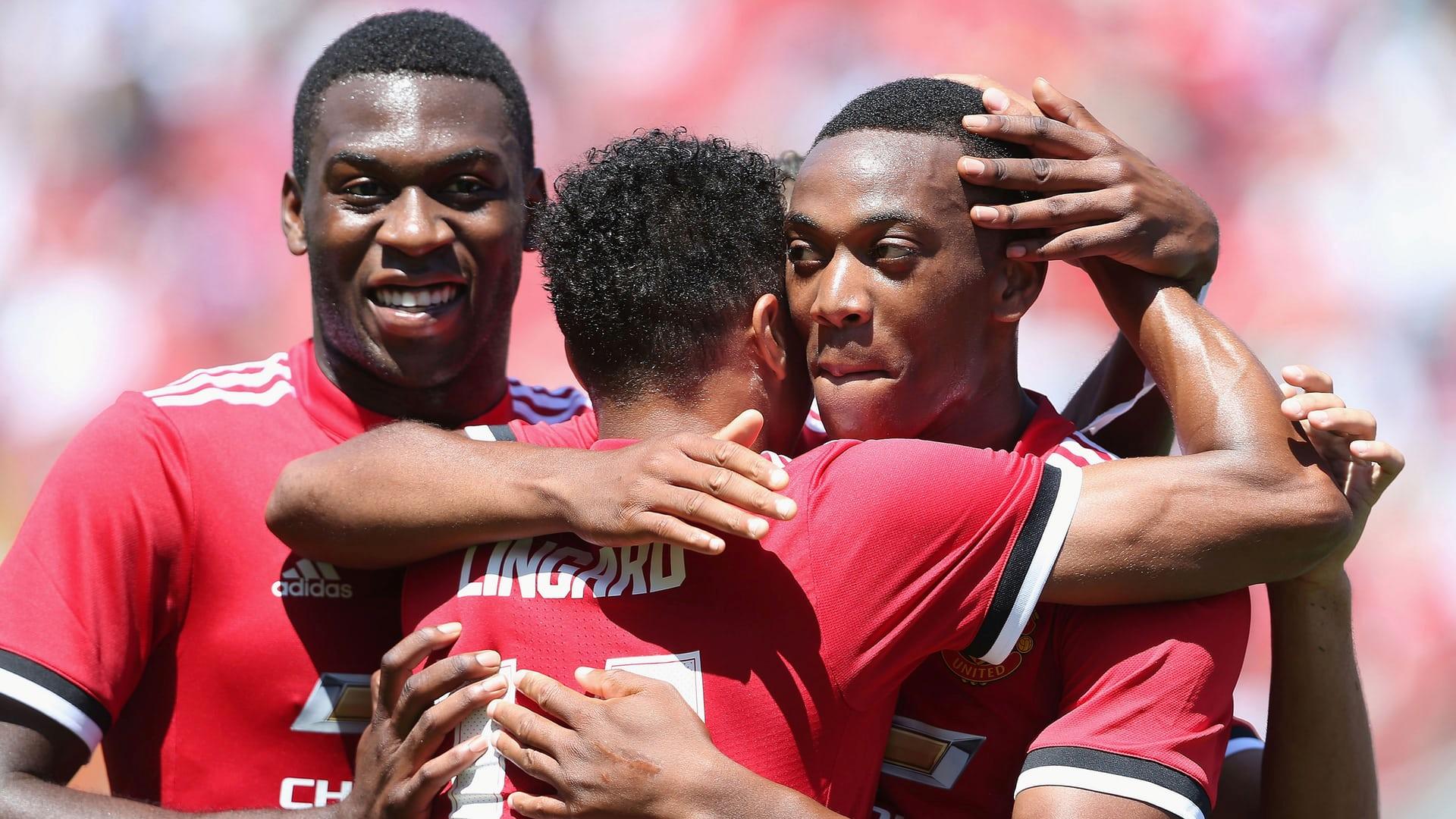 Антони Марсьяль (справа) принимает поздравления