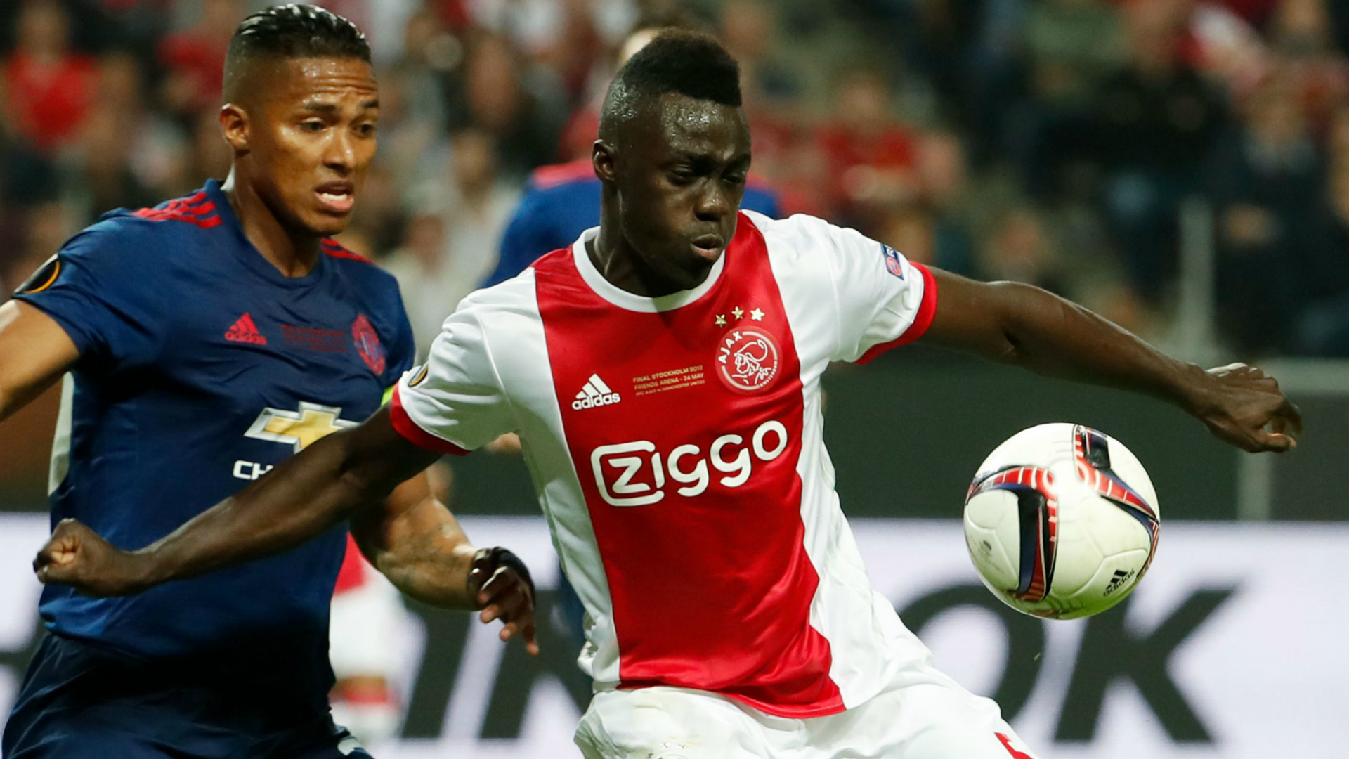 Давинсон Санчес (справа)