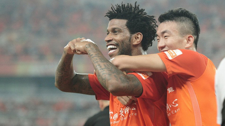 Футболисты «Шаньдун Лунэн»