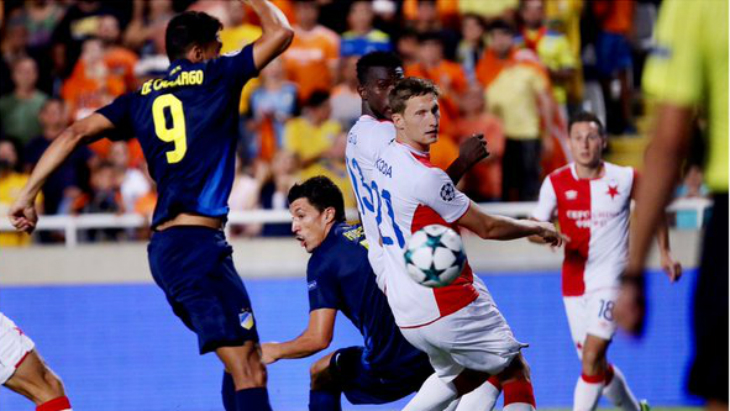 Фрагмент матча АПОЭЛ — «Славия»