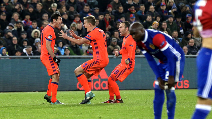 ЦСКА празднует гол Алана Дзагоева (слева)