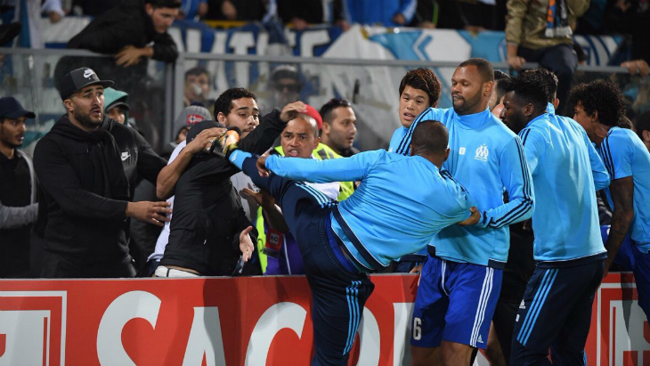 Патрис Эвра бьет фаната