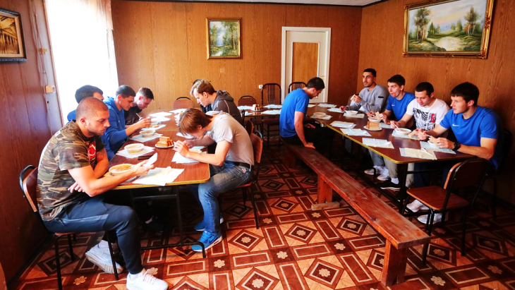 Болельщики «Луча-Энергии» накормили футболистов супом