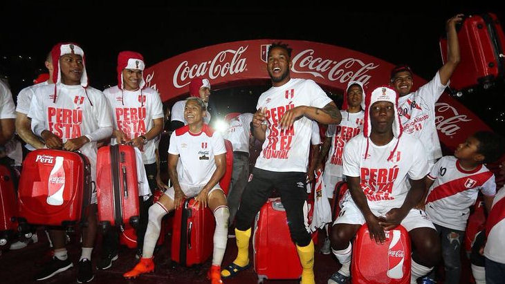 Сборная Перу празднует победу