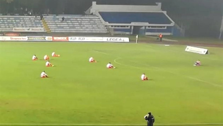 Команда из Сербии в знак протеста устроила сидячую забастовку