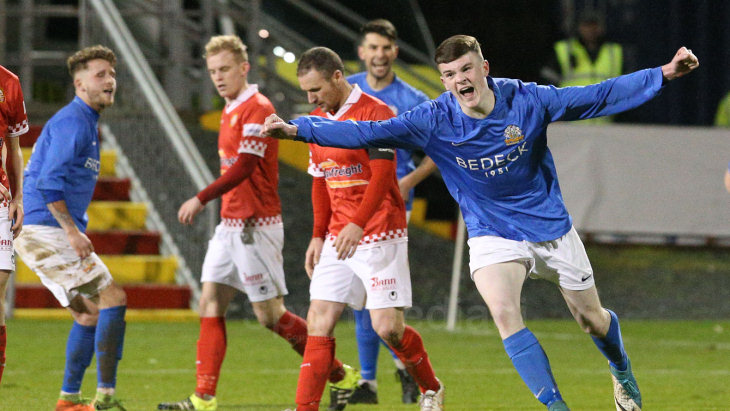 В Северной Ирландии вратарь дебютировал за основу в 14-лет