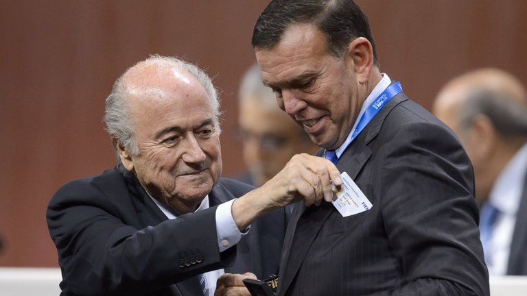 Хуан Анхель Напут (справа) и Йозеф Блаттер