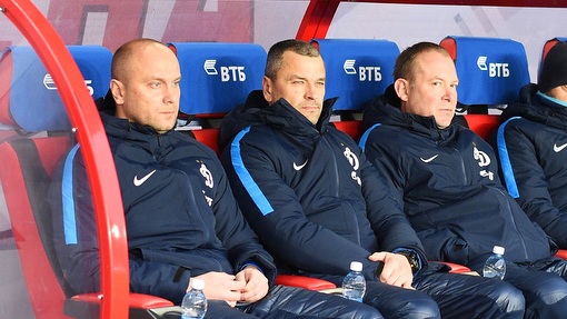 Юрий Никифоров (в центре)