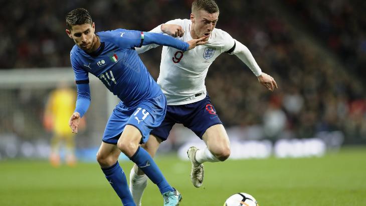 Джейми Варди (справа) против Жоржиньо