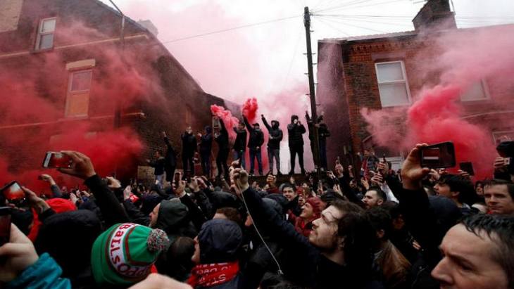 Фанаты около «Энфилда»