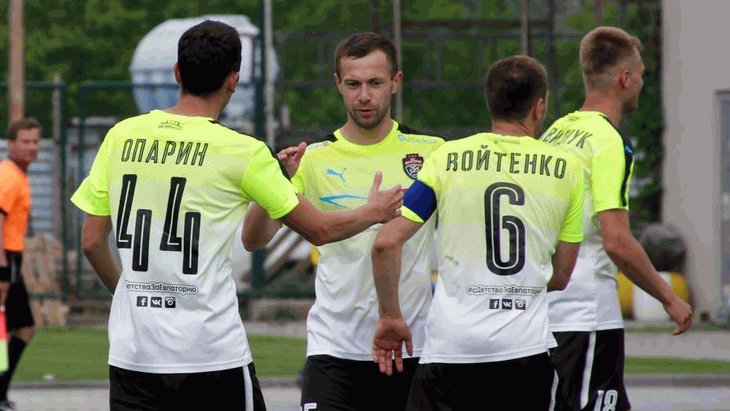 Футболисты «Евпатории»